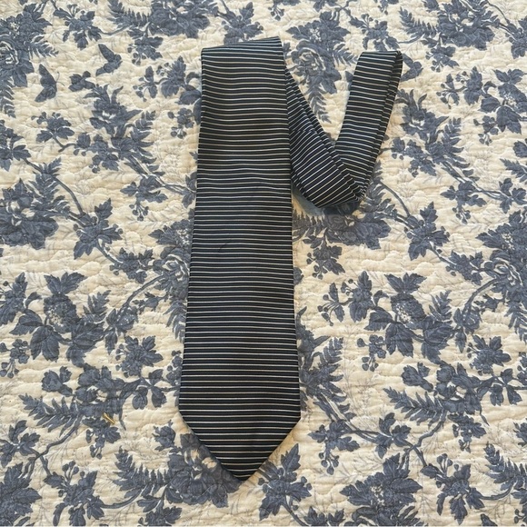 Brooks Brothers Tie Vtg Textured Striped Navy w/ Gold & Cream Silk 56” x 3.75” - Picture 4 of 8